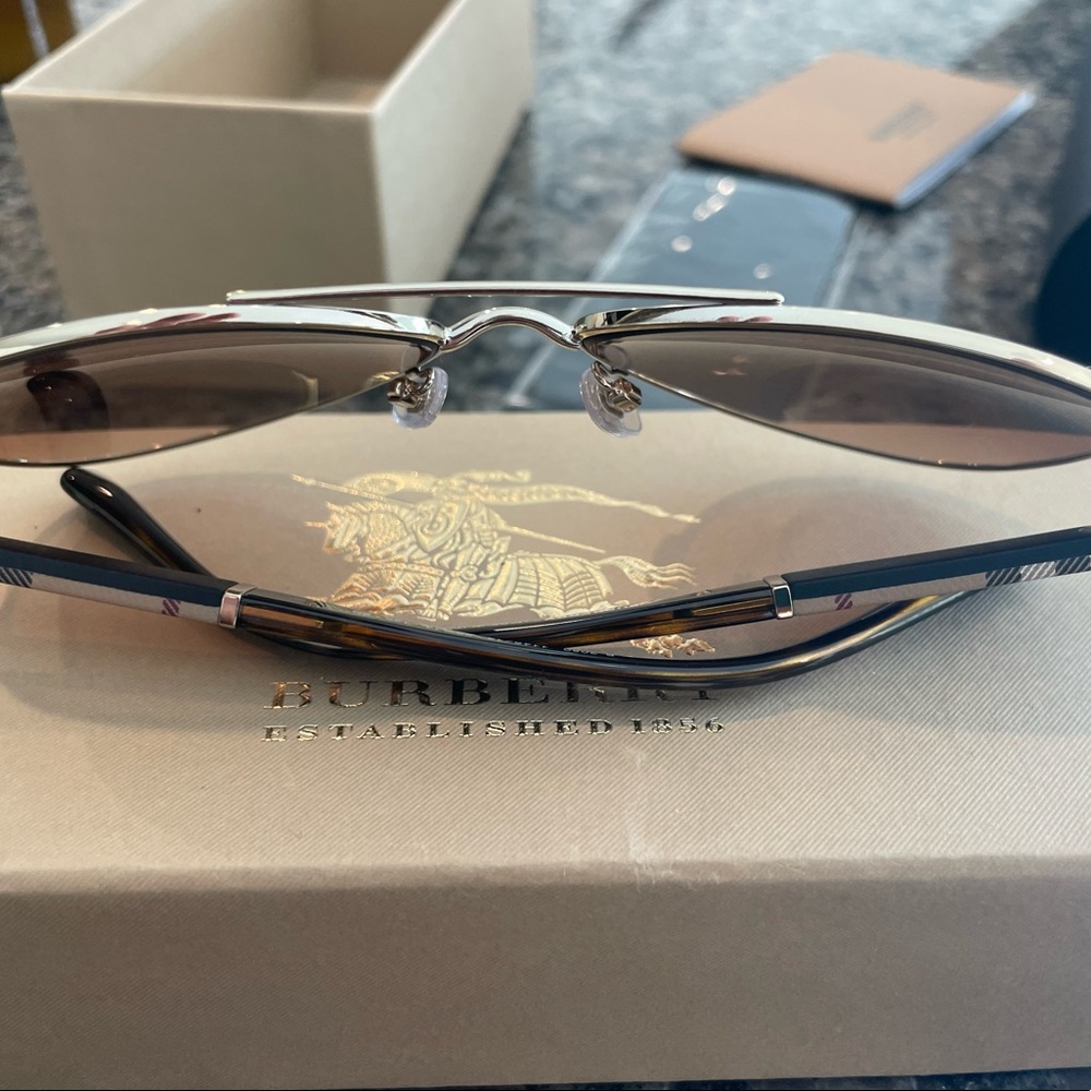 Burberry Limited Edition BE3080 sunglasses. Great condition - Picture 7 of 11